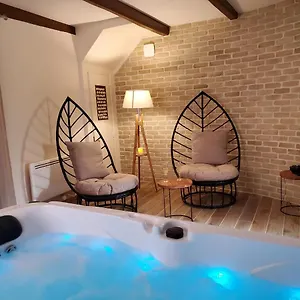  Hébergement de vacances Jacuzzi Privatif Dans Maison De Village Au Calme